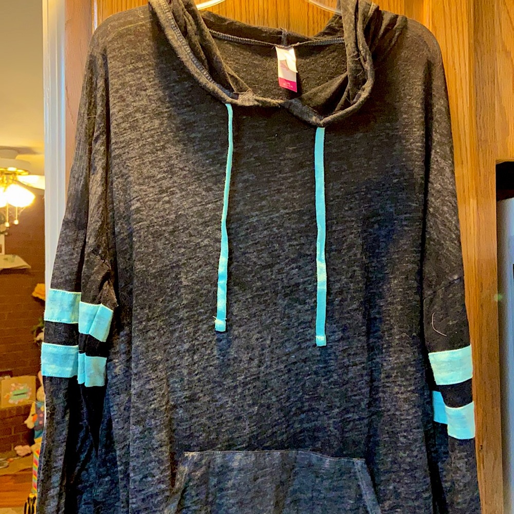 Long sleeve hooded shirt/front pockets. Women’s L